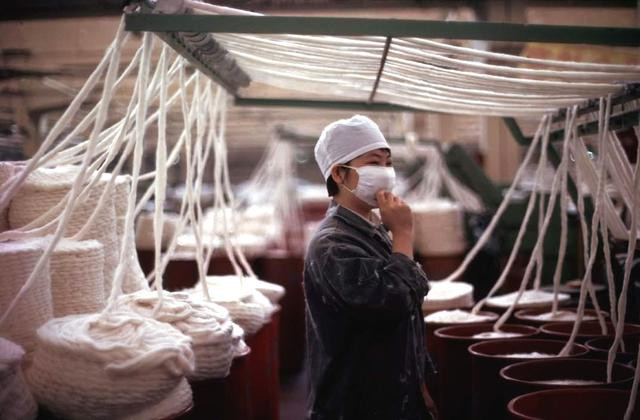 Nữ công nhân làm việc trong một nhà máy dệt quốc doanh thời đó.