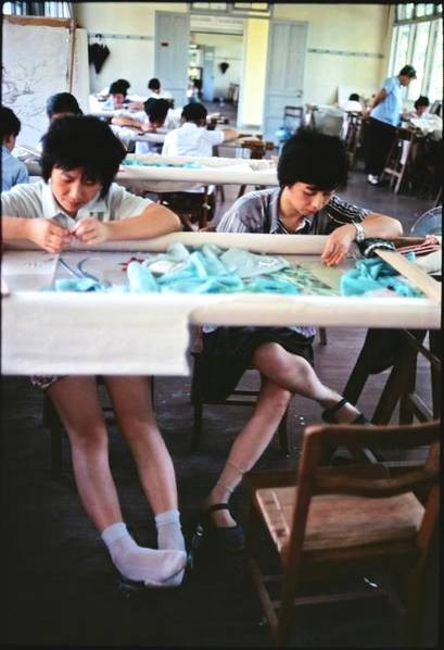 Không khí làm việc tại một xưởng thêu.