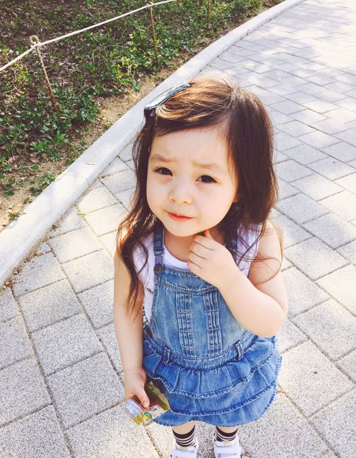 Hay cười, nhí nhảnh và thích chụp ảnh, tiểu mỹ nhân xứ Hàn có hàng loạt cử chỉ đáng yêu được ghi lại trong các bức ảnh khiến dân mạng gần như “phát cuồng”. Những hình ảnh Jaeun chụp ở nhà, khi đi dạo phố cùng bố mẹ hay những khoảnh khắc nhỏ hàng ngày cũng đều hút một lượng like rất lớn.