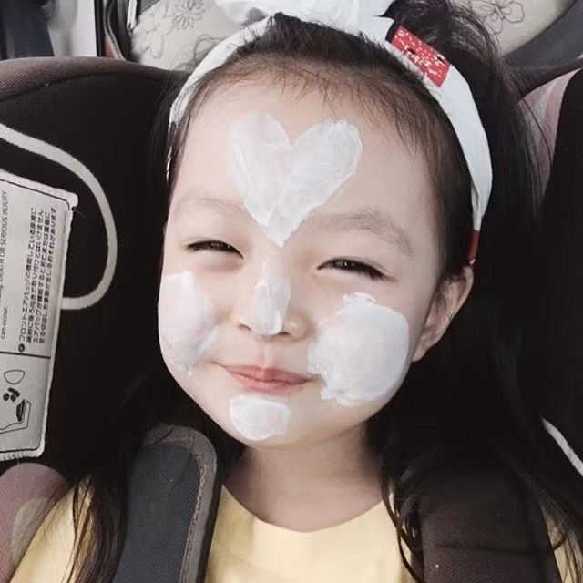 Với sức hút của lớn, nhiều khả năng bé Jeaun sẽ sớm được các nhãn hàng thời trang trẻ em ở Hàn Quốc để mắt tới. Khuôn mặt của hot girl nhí hết sức ăn ảnh và dường như xinh xắn, dễ hớp hồn ở mỗi góc nhìn.