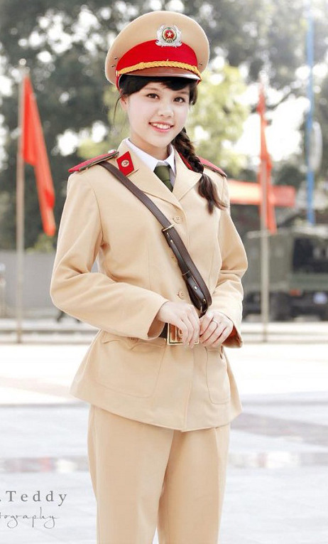 Công Hồng Nhung, sinh năm 1992, quê Quảng Bình là hot girl CSGT không còn quá xa lạ với nhiều bạn trẻ, dân mạng Việt. Từng xuất hiện trong loạt ảnh nữ cảnh sát xinh đẹp điều tiết giao thông trên phố, Hồng Nhung được nhiều bạn trẻ ngưỡng mộ về nhan sắc và công việc thú vị.