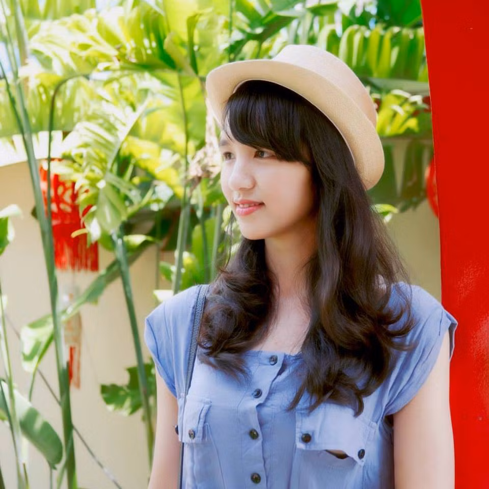 Nói về tình huống liên quan đến Raheem Sterling, Hồng Nhung kể lại: "Chuyện vệ sĩ không cho fan chụp ảnh xin chữ ký của Sterling, lúc đó mình đứng ngay cạnh Sterling nên mình biết rõ tình hình. Lúc đó các cầu thủ đang trên đường đến dự Gala Dinner. Nhiều fan chạy vào chụp ảnh xin chữ ký, các cầu thủ đều đồng ý ký tặng và chụp hình. Tuy nhiên khi chỉ còn 3 bước chân là vào cửa hội trường, các fan vẫn chen chúc, chắn đường đi vào của các cầu thủ trong khi thời gian chương trình rất eo hẹp nên vệ sĩ phải can thiệp. Họ chỉ làm đúng nhiệm vụ của mình thôi".