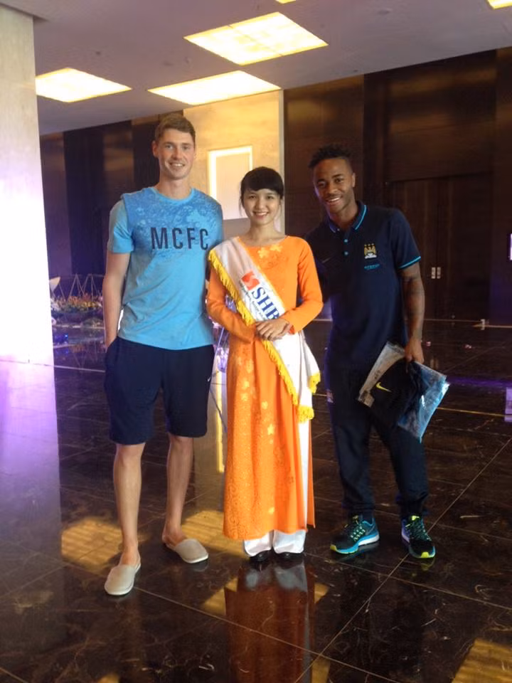 Trước những thông tin không hay về dàn cầu thủ Man City, nhiều fan hâm mộ đã tỏ ra rất bực tức, thậm chí có người còn quay clip đốt tấm vé xem trận giao hữu để thể hiện thái độ của mình. Tuy nhiên, hôm qua (27/7), một cô gái tên Phan Hồng Nhung, thành viên trong đoàn tiếp đón sao Man City tại sân bay Nội Bài đã lên tiếng minh oan cho Sterling, Joe Hart và các đồng đội khác về thái độ của họ.