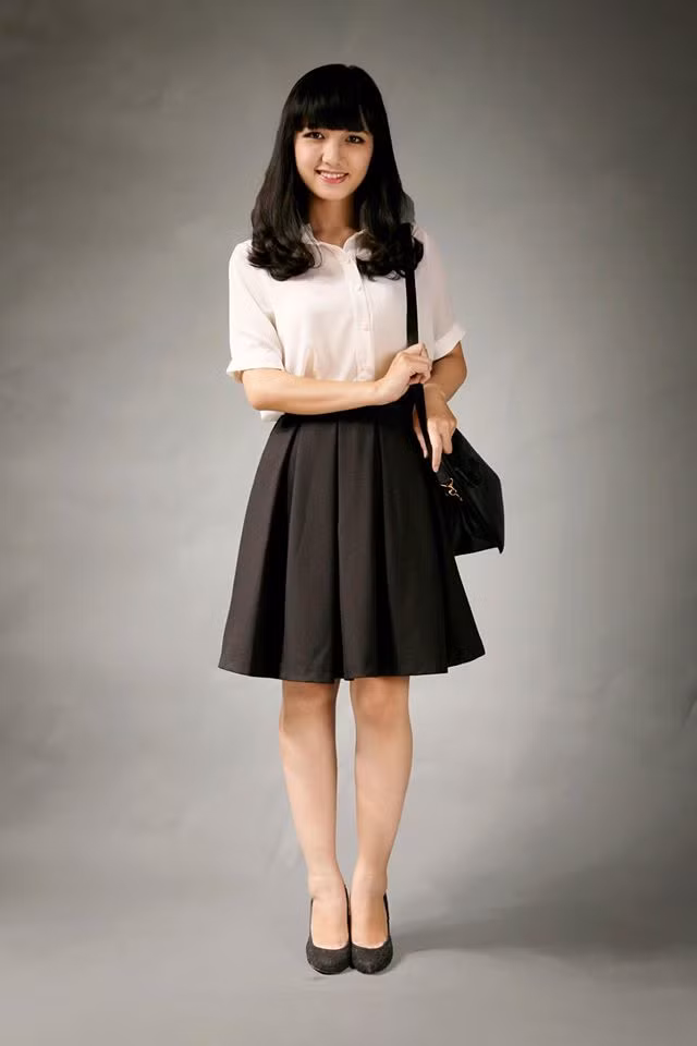 "Ngày thứ hai, mình có việc đến khách sạn sớm để chuẩn bị thì tình cờ thấy các cầu thủ đi qua. Lúc đầu mình cũng ngại làm phiền họ vì họ vừa ăn trưa và đang trên đường về nghỉ ngơi nên chỉ mỉm cười và chào, nhưng sau đó thấy mọi người ai cũng cười chào lại nên mạnh dạn xin chụp hình. Xin ai cũng cho mới đáng yêu chứ", Hồng Nhung thích thú kể lại.