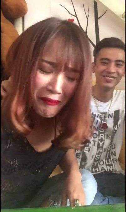 Trên mạng Việt vài ngày gần đây có xuất hiện khá nhiều các clip thử thách ăn kẹo thối. Nhìn vào vẻ mặt của những bạn trẻ kém may mắn, ăn phải viên kẹo thối, người xem đủ cảm nhận được mùi vị của chúng kinh khủng đến mức độ nào.