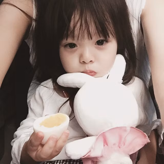 Thường ngày bé Jeaun rất vui vẻ, tinh nghịch, lanh lợi… nhưng đôi khi cô bé cũng biết cách làm điệu, tạo dáng trước ống kính rất duyên và đáng yêu.