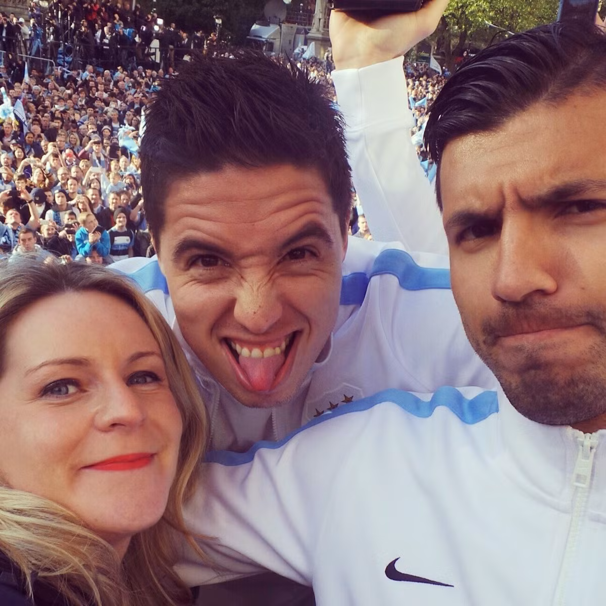 Nicola Mccarthy sinh năm 1983, làm việc cho Man City từ năm 2012 đến nay. Là người theo sát CLB, ghi lại những hình ảnh, thực hiện nhiều cuộc phỏng vấn với ban huấn luyện, các cầu thủ... nữ nhà báo xinh đẹp này đã trở thành một nhân vật quen thuộc, được các cầu thủ và các fan Man City yêu mến.