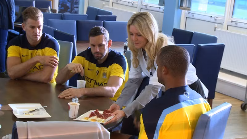 Trong suốt quá trình theo chân đội bóng, cũng không ít lần nữ nhà báo xinh đẹp vừa làm công việc của mình vừa có thể giúp phục vụ bữa ăn, trò chuyện và giao lưu với các ngôi sao bóng đá hàng đầu nước Anh.