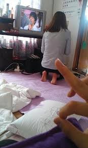 Chữ K.O – viết tắt của Knock Out, thể hiện chàng trai đó đã chinh phục được cô gái trong bức ảnh, khiến họ thoải mái cặp kè với mình. Hầu hết những bức ảnh này đều được chụp từ phía sau lưng các cô gái trẻ hoặc zoom thẳng vào những vùng nhạy cảm trên cơ thể.