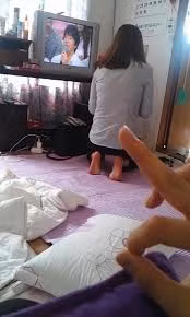 Chữ K.O – viết tắt của Knock Out, thể hiện chàng trai đó đã chinh phục được cô gái trong bức ảnh, khiến họ thoải mái cặp kè với mình. Hầu hết những bức ảnh này đều được chụp từ phía sau lưng các cô gái trẻ hoặc zoom thẳng vào những vùng nhạy cảm trên cơ thể.