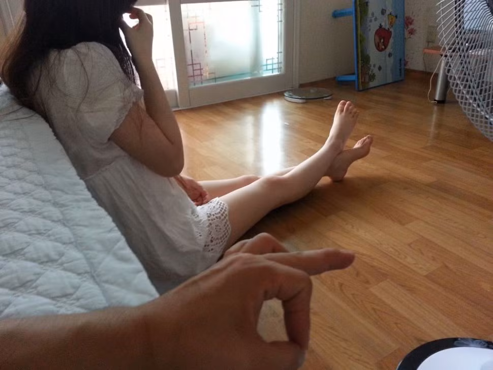 Không giống như những phong trào gần đây khi người tham gia chủ yếu khoe được vẻ đẹp cơ thể, khuôn mặt xinh đẹp… phong trào mới mà các chàng trai Trung Quốc đang chạy theo lại khoe độ đào hoa và chiến tích "sát gái" của họ. Họ chụp ảnh bạn gái của mình trong lúc đang ngủ hoặc những khoảnh khắc hớ hênh, sau đó dùng tay tạo hình giống chữ K.O.