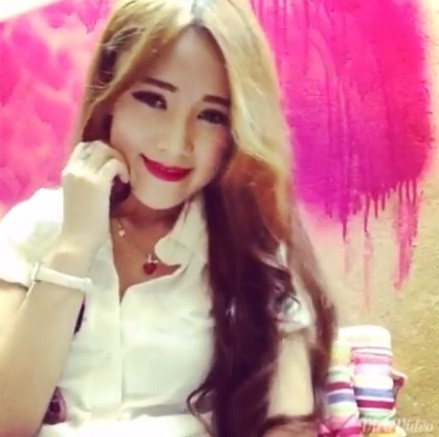 Theo tìm hiểu, cô bạn có tên thật là Vũ Ngọc Vy, sinh năm 1995, đang sinh sống và làm việc tại Hà Nội. Ngọc Vy cho biết các clip cô chia sẻ lên mạng chỉ là clip cover, hát nhép cho vui, cô chưa từng học qua trường lớp nào về thanh nhạc và tự bản thân cũng nhận rằng hát chưa được hay.