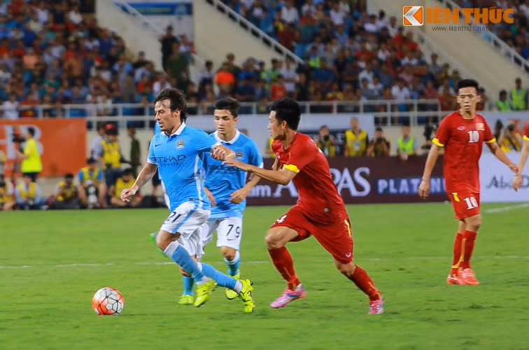David Silva với kỹ thuật và đẳng cấp cao đã gây nhiều khó khăn cho các cầu thủ Việt Nam trong hiệp một. Ảnh: Anh Sơn.