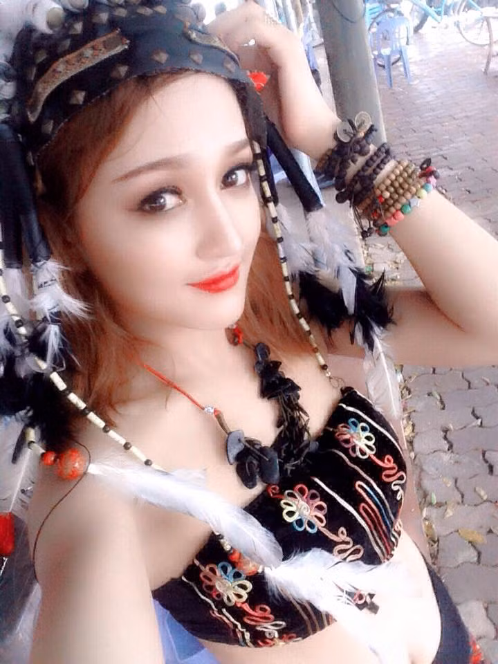 Dù có nhiều ý kiến trái chiều xoay quanh phong trào chụp ảnh thổ dân nhưng nhiều cô gái trẻ vẫn đang rất hứng thú với concept này. Cô nàng hay gây ồn ào Tô Tường Vy mới đây cũng vừa khoe một vài bức ảnh trong hậu trường chụp ảnh thổ dân, kích thích tò mò của dân mạng.