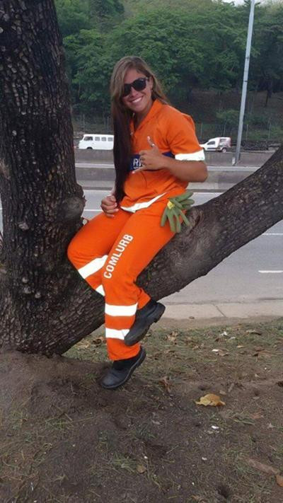 Rita Mattos làm công việc quét rác từ năm 16 tuổi. Dù công việc vất vả, dễ bị coi thường nhưng Rita luôn tỏ ra vui vẻ và tự hào với công việc của mình.