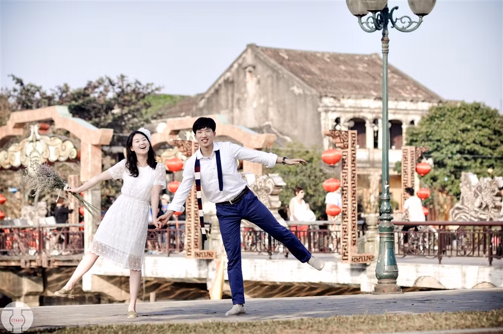 Cô dâu, chú rể Hàn Quốc trong bộ ảnh cưới siêu đáng yêu có nickname là Shim và Kang. Vì yêu thích phong cảnh ở Việt Nam, những nét cổ kính, mộc mạc nơi phố cổ Hội An nên cả hai đã quyết định chụp ảnh cưới tại đây. Ảnh: Minh Tuấn - Anh Tiến.