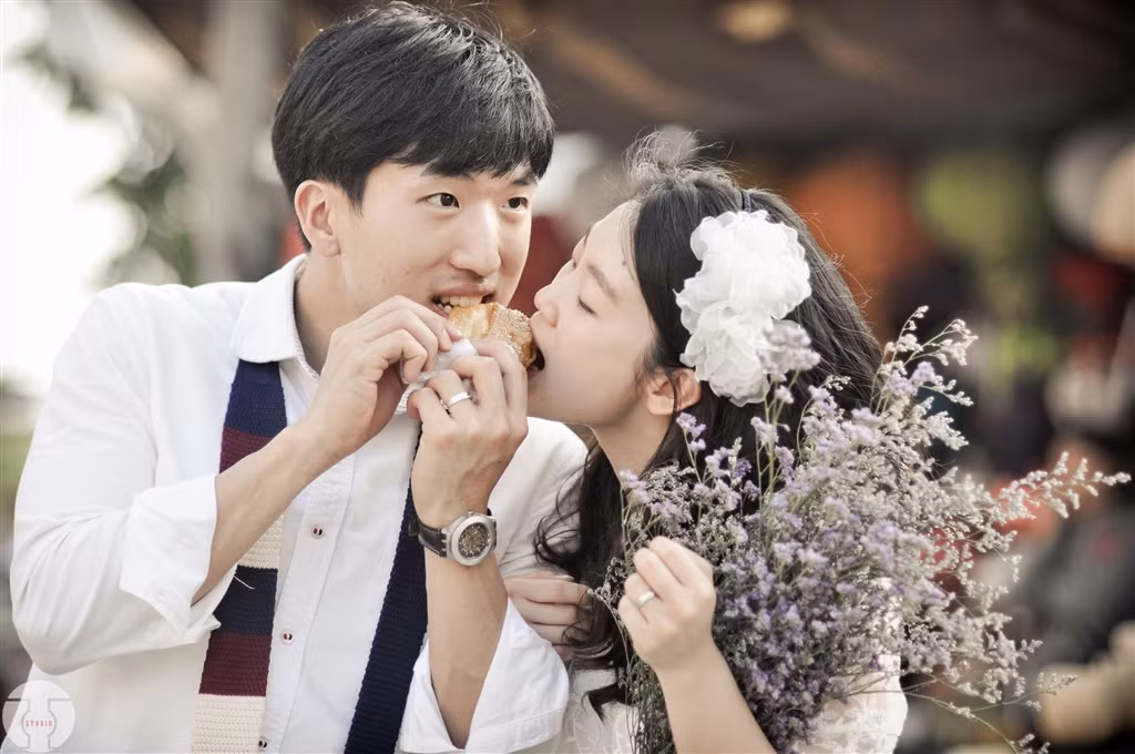 Ngắm khoảnh khắc đáng yêu của cặp đôi Shim và Kang trong ảnh cưới giản dị chụp ở Hội An.