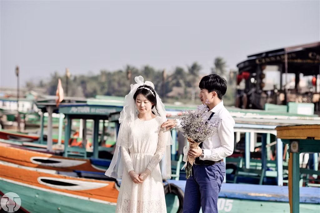 Bộ ảnh được thực hiện bởi hai nhiếp ảnh gia tên Trần Anh Tiến và Võ Tiến Đạt. Hiểu được mong muốn của cặp đôi là có được một bộ ảnh cưới thật tự nhiên, đậm chất đời thường ở Việt Nam nên hai nhiếp ảnh gia đã tư vấn để họ chọn Hội An.