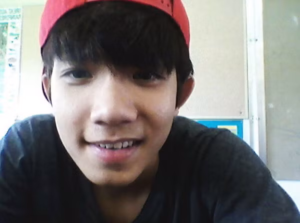 Chưa kể những bức ảnh này Tuấn Phong đã chụp cách đây vài năm, qua thời gian, chàng trai trưởng thành hơn và dĩ nhiên những đường nét trên khuôn mặt cũng sẽ thay đổi theo độ tuổi. Đây là cách giải thích khá hợp lý mà nhiều bạn trẻ mến mộ Tuấn Phong lấy ra để bảo vệ anh chàng này.