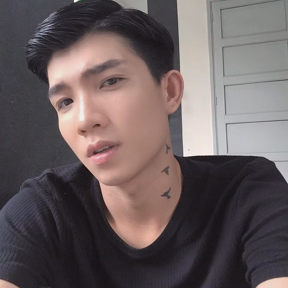 Ken Lous Tuấn Phong tên thật là Đỗ Tuấn Phong, sinh năm 1994, từng là du học sinh ngành Thiết kế thời trang tại trường Raffles Sydney, Australia. Dân mạng, giới trẻ Việt chỉ biết đến anh chàng này nhờ phong cách thời trang mới mẻ và đôi lần xuất hiện trong các cuộc thi nhỏ do một số trang báo tổ chức.