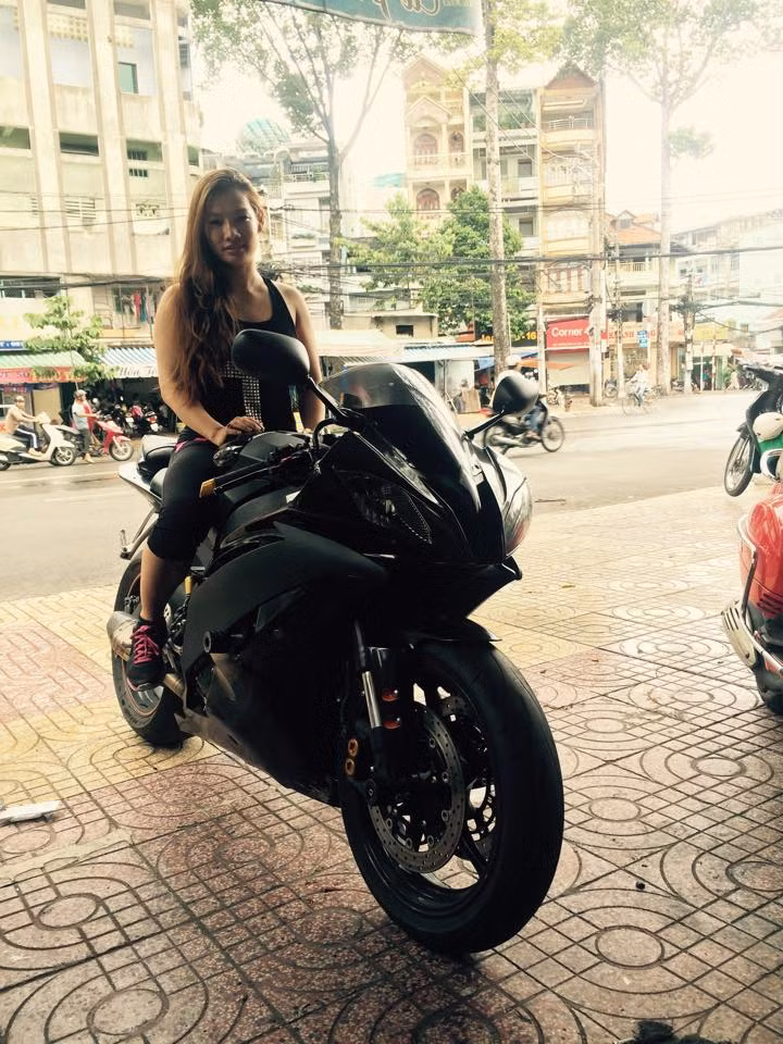 Ngọc Yến cũng từng xuất hiện trên một số tạp chí trong vai trò một người người mẫu xe. Bên chiếc xe phân khối lớn, cô nàng 9X vừa khoe được nét cá tính hiếm thấy, xen lẫn nét gợi cảm, lôi cuốn.