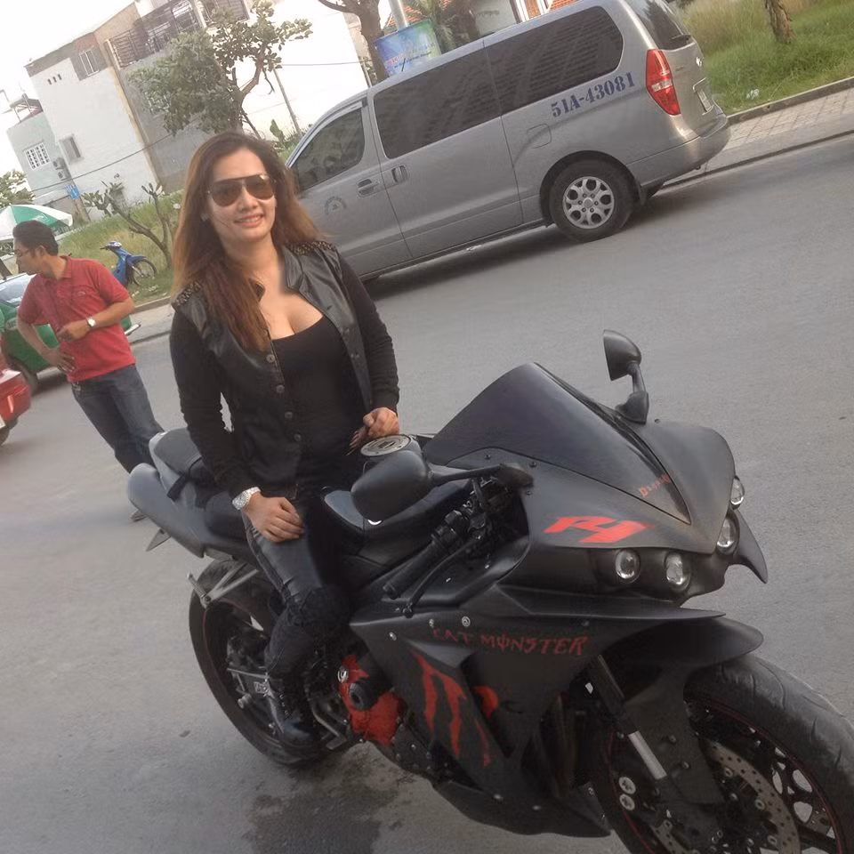 Ngoài những lời khen, trầm trồ về khả năng của Ngọc Yến, những người đam mê xe côn tay, xe phân khối lớn, một số biker có thể dễ dàng nhận ra cô gái Sài thành này. Ngọc Yến là một 9X mê xe phân khối lớn, là một nữ biker hiếm hoi ở Việt Nam và được biết đến với nickname Ớt hiểm.