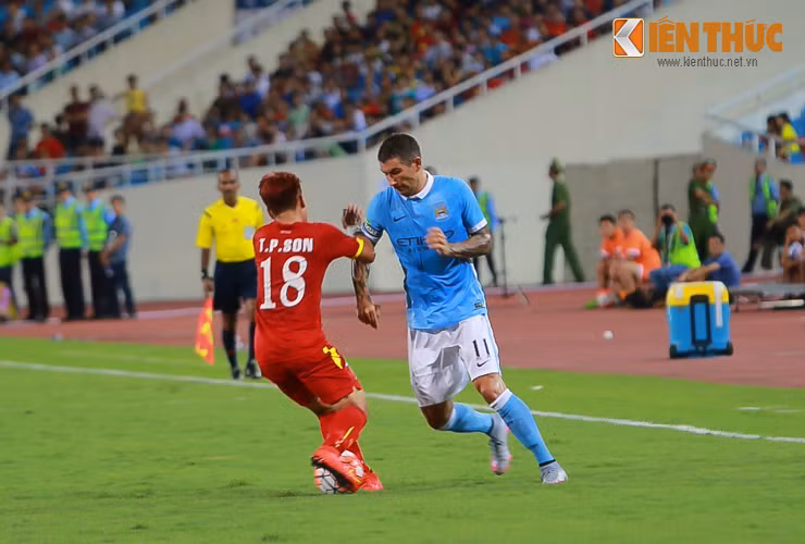 Bao chi quoc te noi gi ve tran DTVN - Man City?