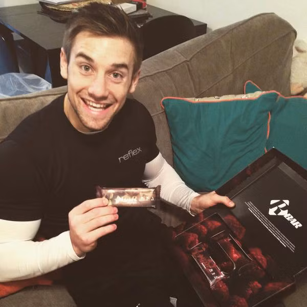 Ngoài ra anh chàng cũng tiết lộ một chế độ ăn uống hợp lý, ít chất bột, nhiều rau xanh và bổ sung nhiều đạm, năng lượng.