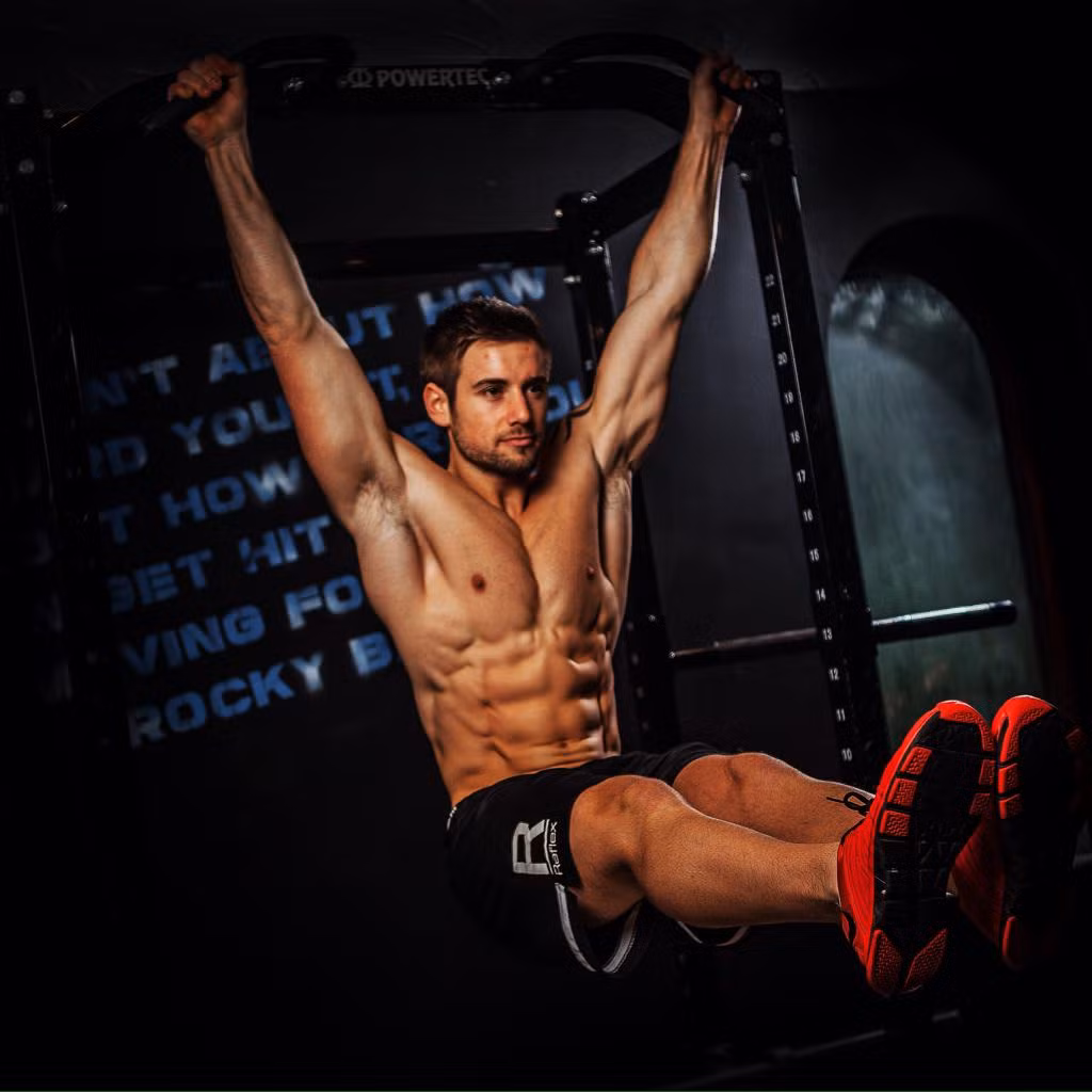 Alex Crockford sở hữu thân hình tuyệt mỹ với các số đo ấn tượng: cao 1m80, nặng 81kg. Với thân hình như thế này, Alex thường xuyên được mời làm người mẫu quảng cáo cho các thương hiệu thời trang cho phái mạnh hoặc làm mẫu cho các trung tâm thể hình.