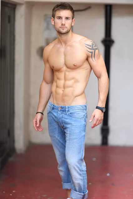 Cầm theo tấm bảng “free hugs”, anh chàng đẹp trai này sẵn sàng để bất cứ ai trên phố ôm mình. Không ít cô gái trẻ đã thích thú khi được anh chàng này chọn làm đối tượng để ôm, nhiều cô gái còn chủ động đến trước mặt anh chàng cùng với thái độ, cử chỉ thể hiện rõ sự ấn tượng của mình trước cơ thể gần như hoàn mỹ trước mắt.