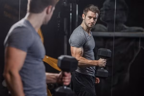 Nhiều chàng trai ao ước có được thân hình giống như Alex nên đã viết bình luận mong muốn được anh chàng này chỉ giáo.