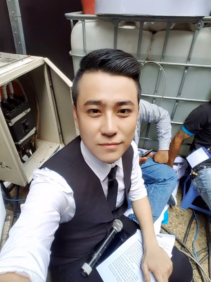 Với các khán giả yêu thích các chương trình truyền hình miền Nam, Lê Lưu Quang Minh là chàng MC đã không còn xa lạ. Sinh năm 1988, có biệt danh rất đáng yêu là Minh Dế, Quang Minh gây ấn tượng với khán giả với hình tượng một chàng MC đẹp trai, hoạt bát và luôn tươi cười.