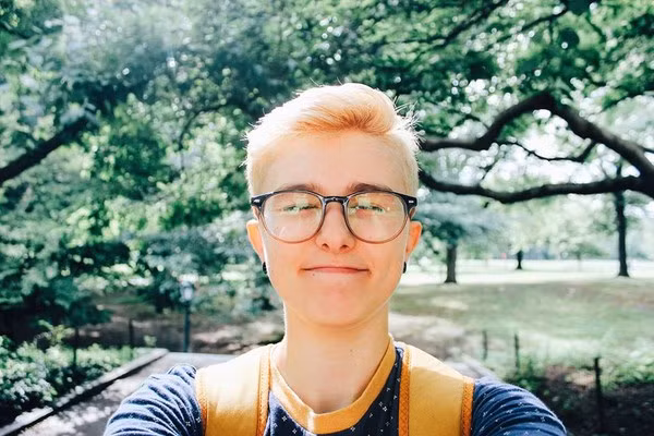 “Một ngày nào đó, bạn sẽ yêu một cô gái có thể nói rằng: "Anh thật hoàn hảo vì chính con người anh!”, đó là dòng bình luận động viên Emily của một dân mạng người Mỹ.