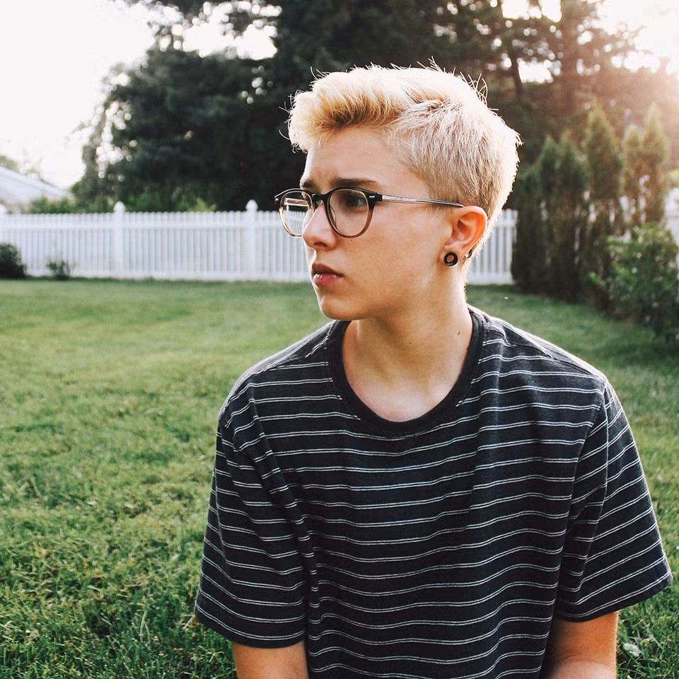 Theo tìm hiểu, nàng lesbian đẹp trai trong câu chuyện này tên thật là Emily Jurreller, đến từ New York (Mỹ) và đang theo học ngành nhiếp ảnh tại Pratt Institute. Emily có ngoại hình trông giống hệt một chàng trai với khuôn mặt, mái tóc ngắn cực bảnh.