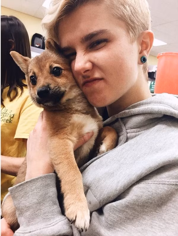 "Tôi cứ nghĩ đây là một anh chàng rất điển trai cho tới lúc đọc câu chuyện bên dưới”, đó là một trong số nhiều bình luận thể hiện sự ngạc nhiên của dân mạng Mỹ khi ngắm nhìn ngoại hình của Emily và đọc xong câu chuyện của cô.