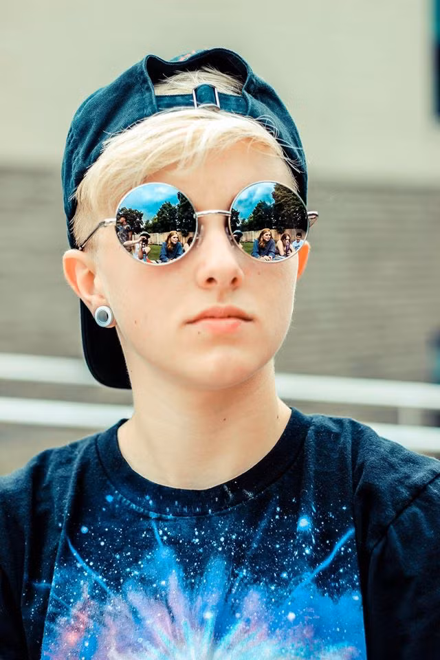 Ngoài những dòng bình luận động viên, khích lệ tinh thần cho Emily vượt qua câu chuyện tình buồn, đa số dân mạng Mỹ, thành viên của Human Of New York đều tỏ ra ngạc nhiên, trầm trồ trước vẻ ngoài quá đẹp trai của “cô gái” trẻ này.