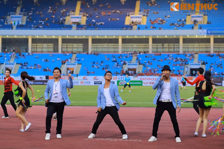 Nhóm MTV xuất hiện dưới đường pitch sân Mỹ Đình góp vui bằng những ca khúc sôi động trước giờ các cầu thủ thi đấu.