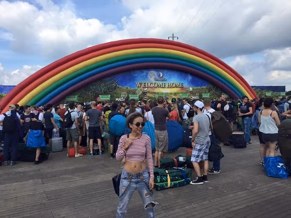 Tomorrowland là nơi quy tụ của hàng trăm DJ đình đám, nổi tiếng nhất thế giới hiện tại như Armin Van Buuren, Hardwell, Avicii, David Guetta... Âm nhạc EDM đanh thịnh hành và Tomorrowland xứng đáng là một lễ hội, một chuỗi ngày liên hoan âm nhạc hoành tráng nhất thế giới.