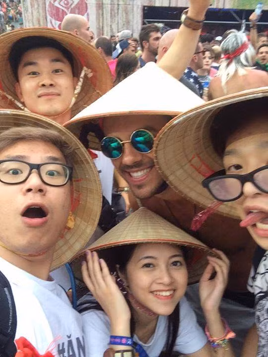 Tại Tomorrowland 2015 diễn ra ở Bỉ, cùng với làn sóng mạnh mẽ của khoảng hơn 2 triệu tín đồ nhạc EDM trên khắp thế giới, rất nhiều bạn trẻ người Việt đã lặn lội sang châu Âu, đặt mua vé và tham dự ngày hội âm nhạc cực đỉnh này. Họ cùng nhau vui vẻ, check-in tại Tomorrowland với hình ảnh chiếc nón lá, cờ Tổ quốc đặc trưng.