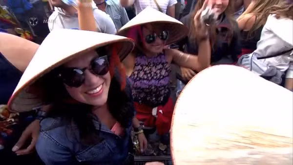 Năm ngoái Tomorrowland thu hút số lượng khán giả khổng lồ là hơn 360 nghìn người đến từ hơn 214 quốc gia khác nhau. Vì lễ hội được truyền hình trực tiếp trên toàn cầu nên việc được xuất hiện trên màn ảnh với những biểu tượng đặc trưng của quê hương mình luôn đem đến cho các khán giả niềm tự hào rất lớn.