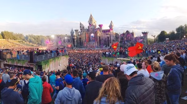 Trong một biển người ở Tomorrowland, thỉnh thoảng hình ảnh lá cờ Việt Nam tung bay được máy quay ghi lại cũng khiến nhiều bạn trẻ Việt nức lòng, tự hào. Trên các fanpage của Tomorrowland, fan Việt Nam thường xuyên thể hiện mong ước một ngày nào đó sự kiện âm nhạc lừng danh này sẽ diễn ra ở đất nước hình chữ S hoặc ước mơ một ngày có thể mang cờ Tổ quốc đi nhuộm đỏ trời Âu.