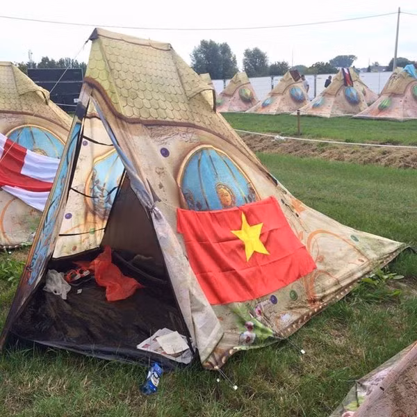 Các lều trại được dựng lên để làm nơi ăn, nghỉ, lấy sức. Các nhóm bạn Việt Nam cũng đã lấy lá cờ Tổ quốc để trang trí cho lều trại của mình để tạo thêm dấu ấn, sự nổi bật.