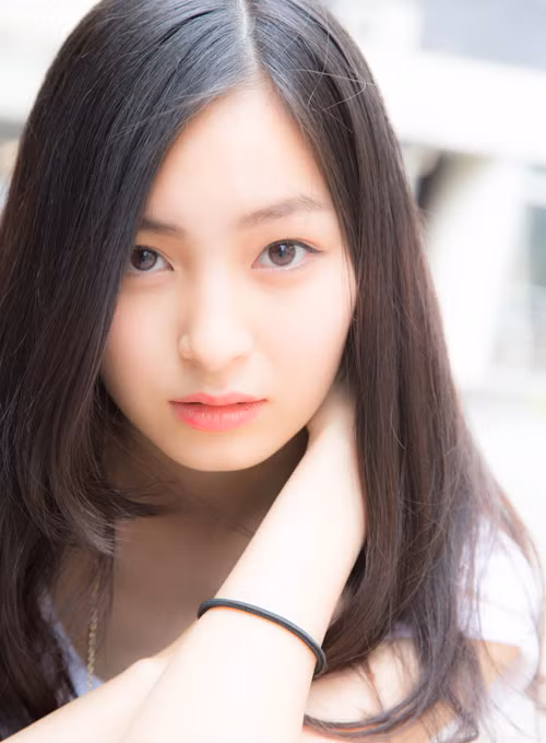 Những hình ảnh sau đó của Nagao được lan truyền trên mạng và cô nàng được ca ngợi là “Nữ du học sinh Nhật Bản xinh đẹp nhất”. Được nhiều người mến mộ, cô nàng cũng bắt đầu tiết lộ nhiều hơn về bản thân và không ít thông tin đã khiến bạn bè cô ở Trung Quốc phải ngỡ ngàng.