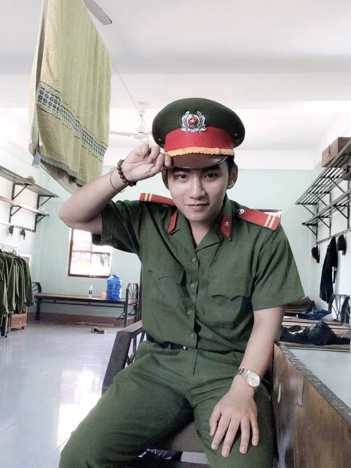 Có quá nhiều dân mạng cho rằng Mãn Anh sở hữu khuôn mặt mang nhiều nét giống Sơn Tùng MTP và chàng cảnh sát cơ động phố núi cũng không phủ nhận điều này. Mãn Anh cho biết bản thân anh yêu quý chàng ca sĩ quê gốc Thái Bình, là một Sky (tên cộng đồng fan Sơn Tùng MTP) và cũng khá thích thú khi được nhiều bạn bè nhận xét là mình có sống mũi cao, nụ cười và khuôn mặt giống Sơn Tùng MTP ở một vài góc nhìn.