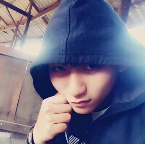 Theo tìm hiểu, chàng trai giống Sơn Tùng MTP được chú ý mới đây tên thật là Nguyễn Mãn Anh, sinh năm 1991 đang sinh sống và làm việc tại Pleiku, Gia Lai. Mãn Anh được gọi với biệt danh chàng cảnh sát giống Sơn Tùng MTP bởi hiện tại anh đang là thành viên của đội cảnh sát cơ động tại nơi cư trú. 