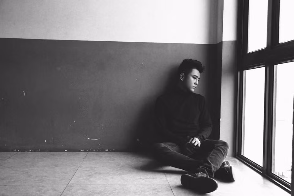 MC Quang Minh, tên đầy đủ là Lê Lưu Quang Minh, sinh năm 1988, vốn là cựu sinh viên trường Đại học Hoa Sen. Minh từng tham gia cuộc thi Cầu Vồng của VTV6 và bắt đầu nghề dẫn chương trình từ năm 2009, đến nay chàng MC trẻ vẫn luôn gây được ấn tượng mạnh với khán giả truyền hình nhờ vẻ đẹp trai, lối dẫn linh hoạt, thông minh.