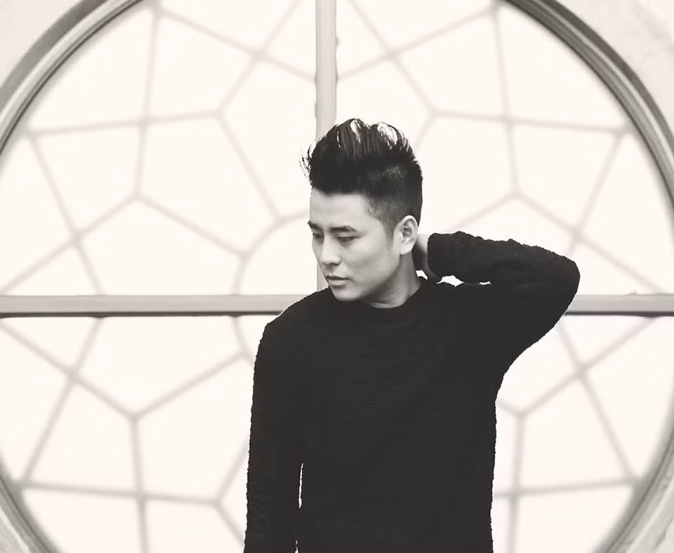 Thường ngày anh luôn được rất nhiều người yêu quý bởi tính tình hòa nhã, vui vẻ, tích cực tham gia nhiều hoạt động của cơ quan, các đoàn thể. Hình ảnh Quang Minh luôn giữ nụ cười trên môi để lại không ít ấn tượng cho các khán giả, người thân của chính anh.