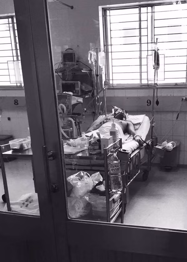 Biết được câu chuyện, tình cảnh của chàng MC đẹp trai, nhiều đồng nghiệp, bạn bè đã thay mặt anh và gia đình tiếp nhận quyên góp từ phía cộng đồng bởi hiện gia đình Quang Minh phải tốn từ 15-20 triệu mỗi ngày để điều trị cho anh. Các MC, anh chị em trong nghề cũng tìm đủ mọi cách chia sẻ, giành giật sự sống cho Quang Minh. Ảnh: MC Quang Minh trên giường bệnh, phải khóa chặt tay, chân vào giường để tránh ngã khi co giật do MC Nguyên Khang chụp.