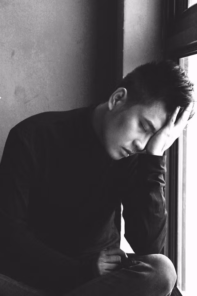 Theo thông tin từ phía gia đình, đồng nghiệp trực tiếp vào thăm Quang Minh thì việc chàng MC trẻ bị như vậy có thể do sử dụng bột uống tăng cơ thường dùng khi tập gym trong 1 tuần nay. Việc sử dụng loại bột không rõ nguồn gốc có thể đã làm tăng men gan bất thường khiến Quang Minh gặp tình trạng đau bụng dữ dội, nôn mửa và phải nhập viện rồi hôn mê sâu.