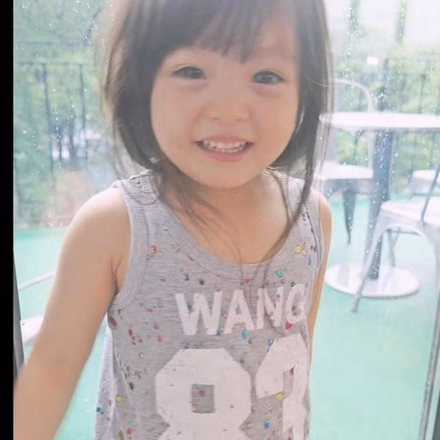 Hàn Quốc và Nhật Bản là hai quốc gia có rất nhiều em bé thiên thần, xinh xắn khiến dân mạng phát cuồng và sớm trở thành những “hot girl nhí” được biết đến ở nhiều quốc gia. Gen của bố mẹ, khí hậu và cách chăm sóc tốt… là những điều kiện được cho là góp phần lớn tạo nên những bé con xinh xắn giống như Jeaun.